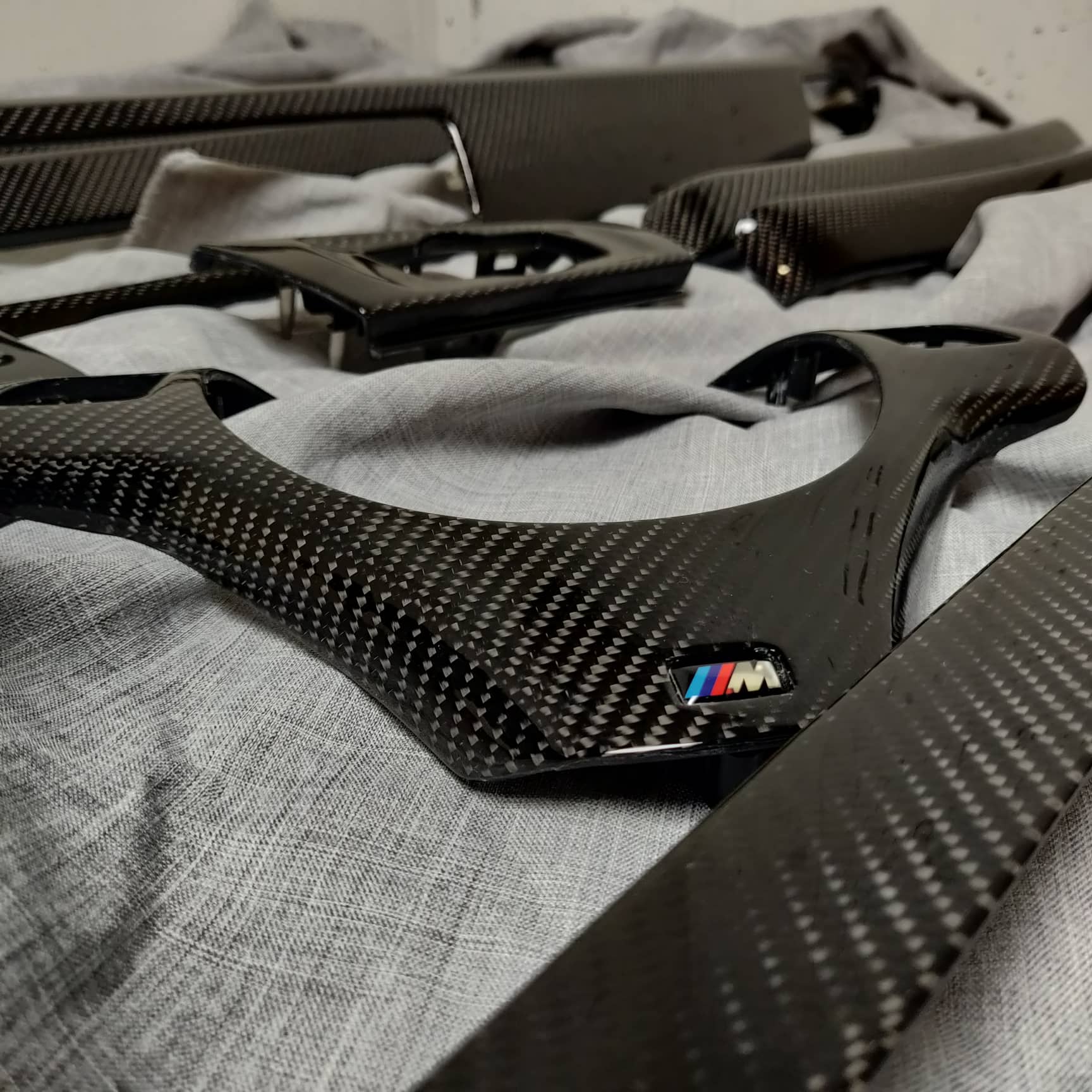 Ensemble de pièces carbone intérieur véhicule – HexaComposites