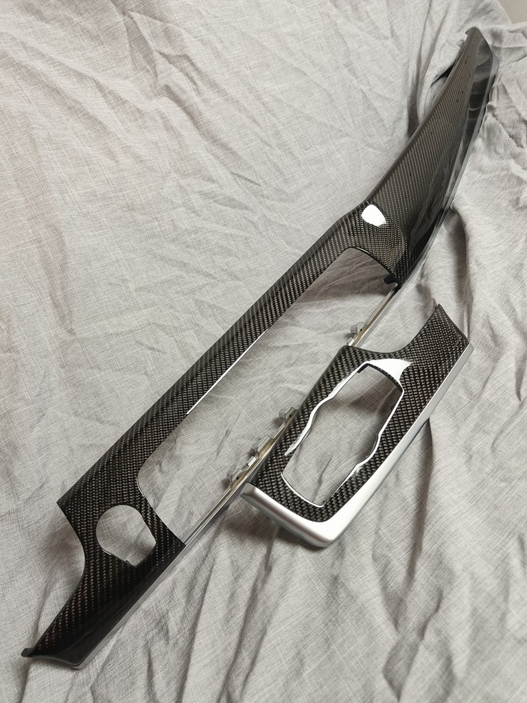 Tableau de bord carbone avec baguette chrome – HexaComposites