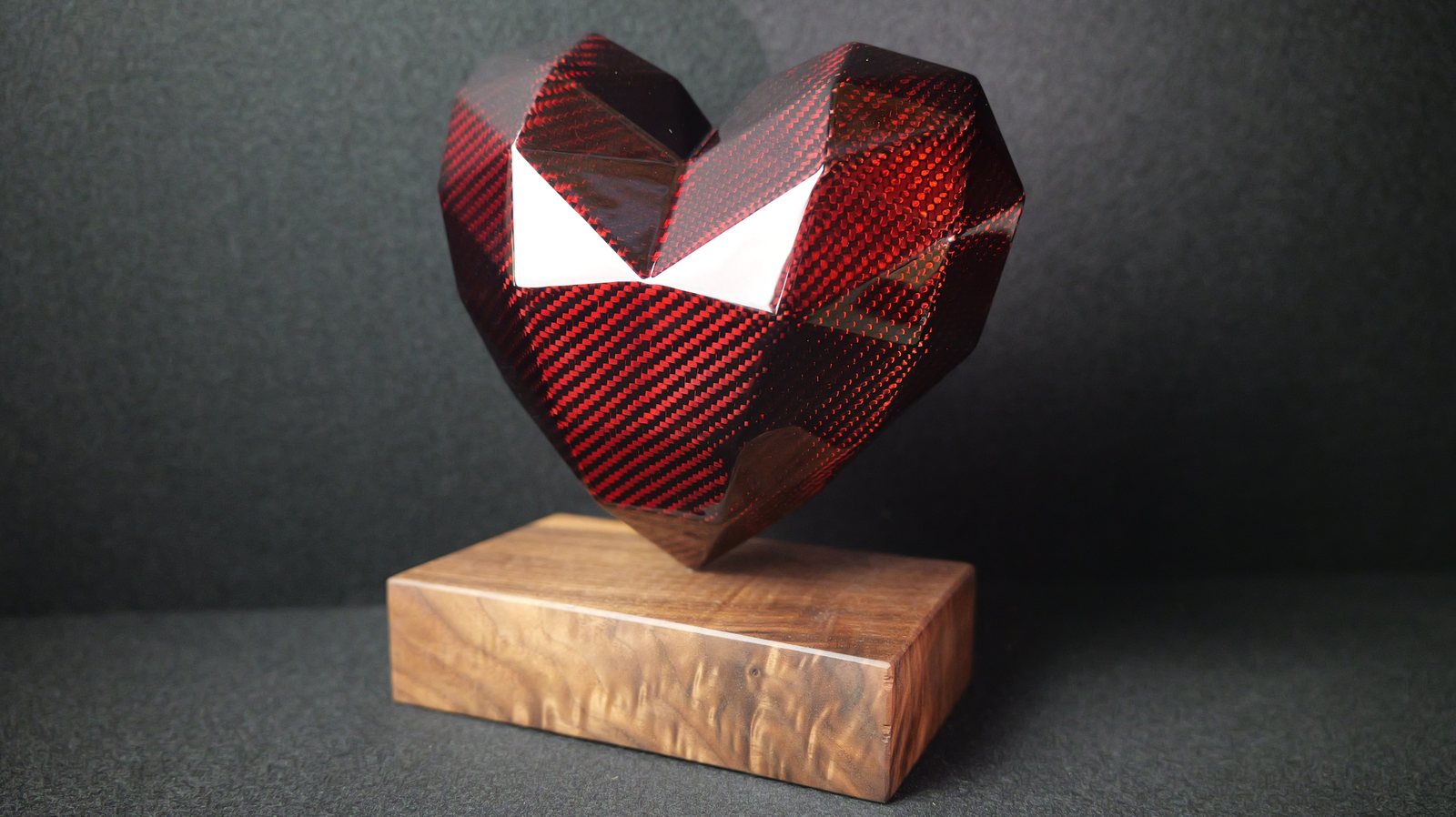 Carbon Heart, sculpture en fibre de carbone candy rouge en lévitation sur socle noyer massif