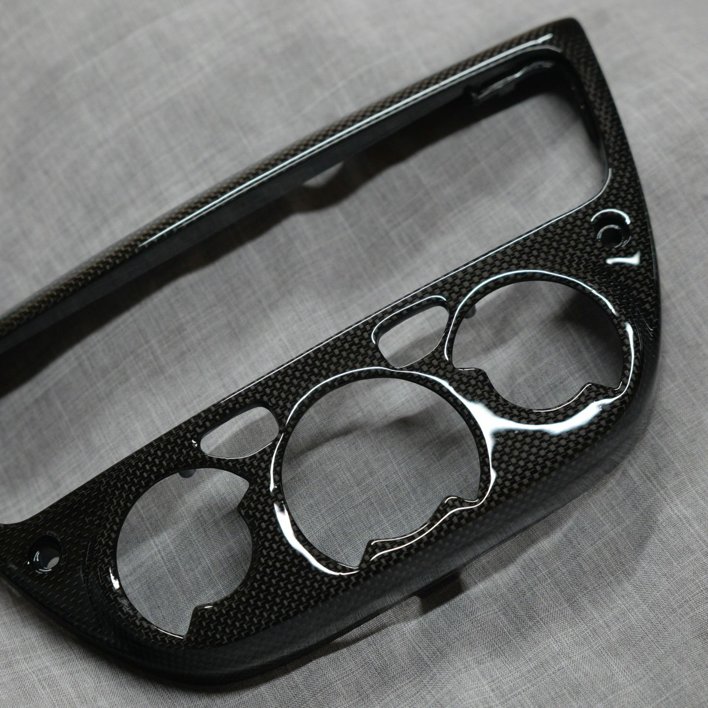 Plaque en fibre de carbone tenue en main – HexaComposites