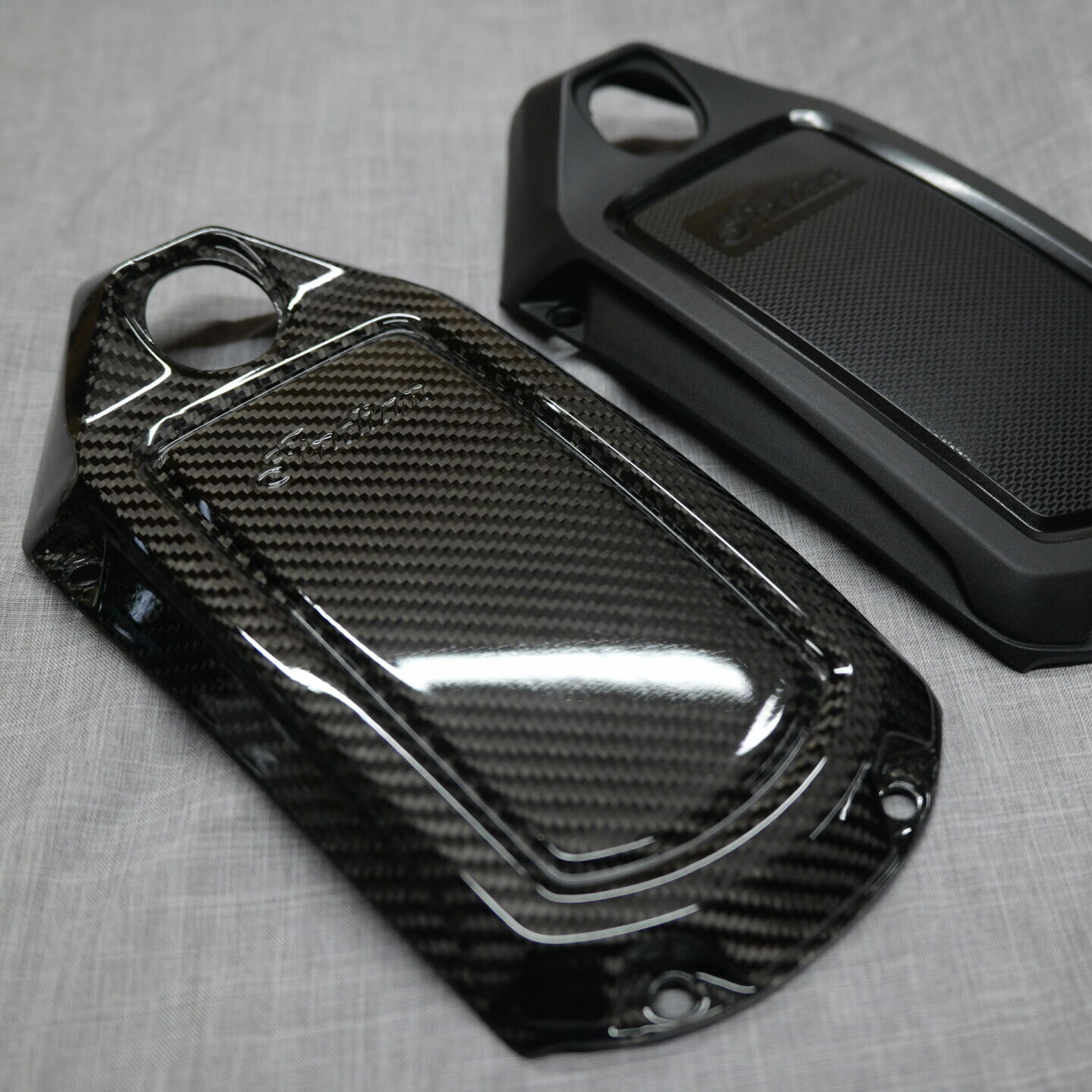 Finition brillante pièce carbone automobile – HexaComposites