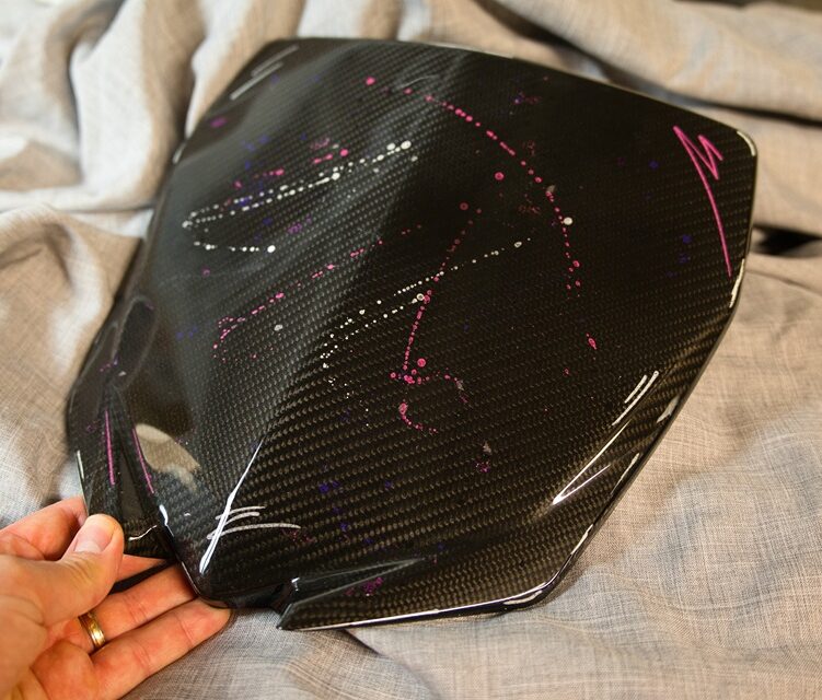 Plaque carbone avec motif graffiti rose – HexaComposites